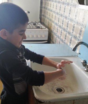 Дистанционное обучение 2019-2020 уч.год - Ученики 1а класса правильно моют руки