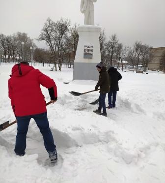 Школьная жизнь - Очистка памятника от снега