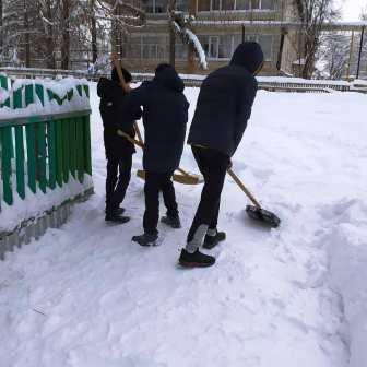 Школьная жизнь - Уборка снега на территории