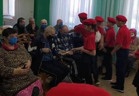 78-летие Победы - Юнармейцы поздравляют ветеранов с праздником 23 февраля