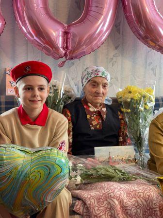 78-летие Победы - Юнармейцы поздравляют со 100-летним юбилеем ветерана войны и труда М.М. Васюнину