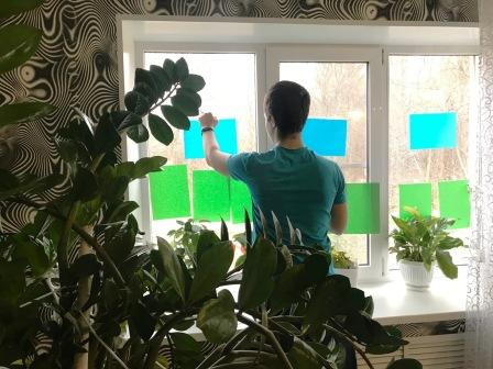 Осенние - Ученики 10 класса украшают окна