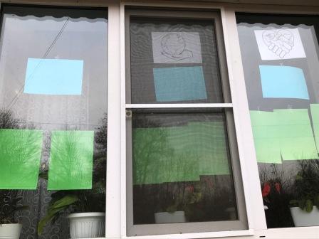 Осенние - Ученики 10 класса украшают окна
