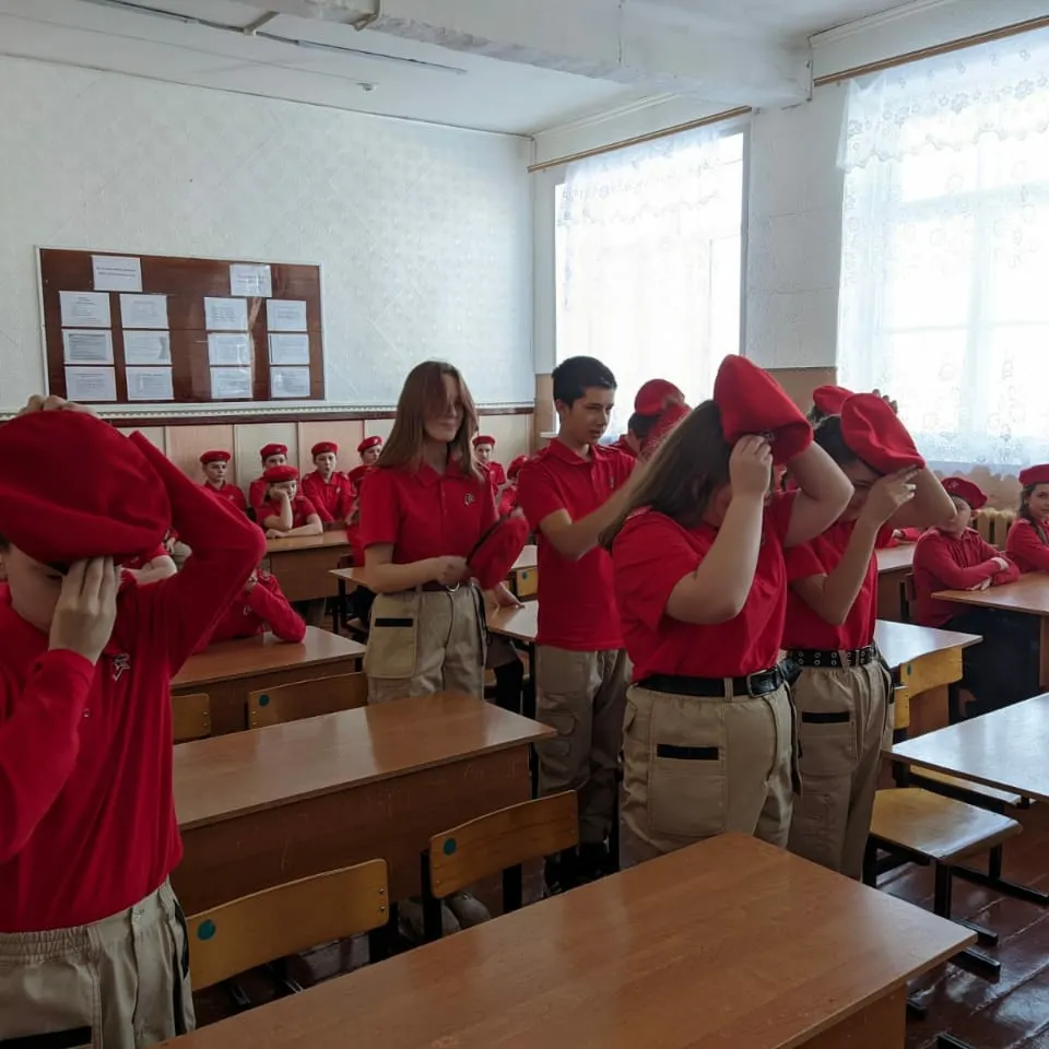 Школьная жизнь - Торжественное посвящение учащихся 7б класса в ряды «Юнармии»