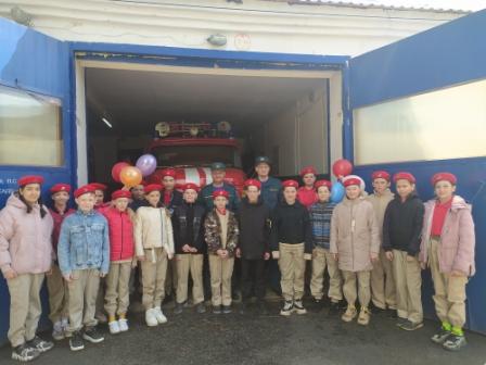 Профориентация - Юнармейцы 5б класса поздравляют с профессиональным праздником сотрудников пожарно-спасательной части города