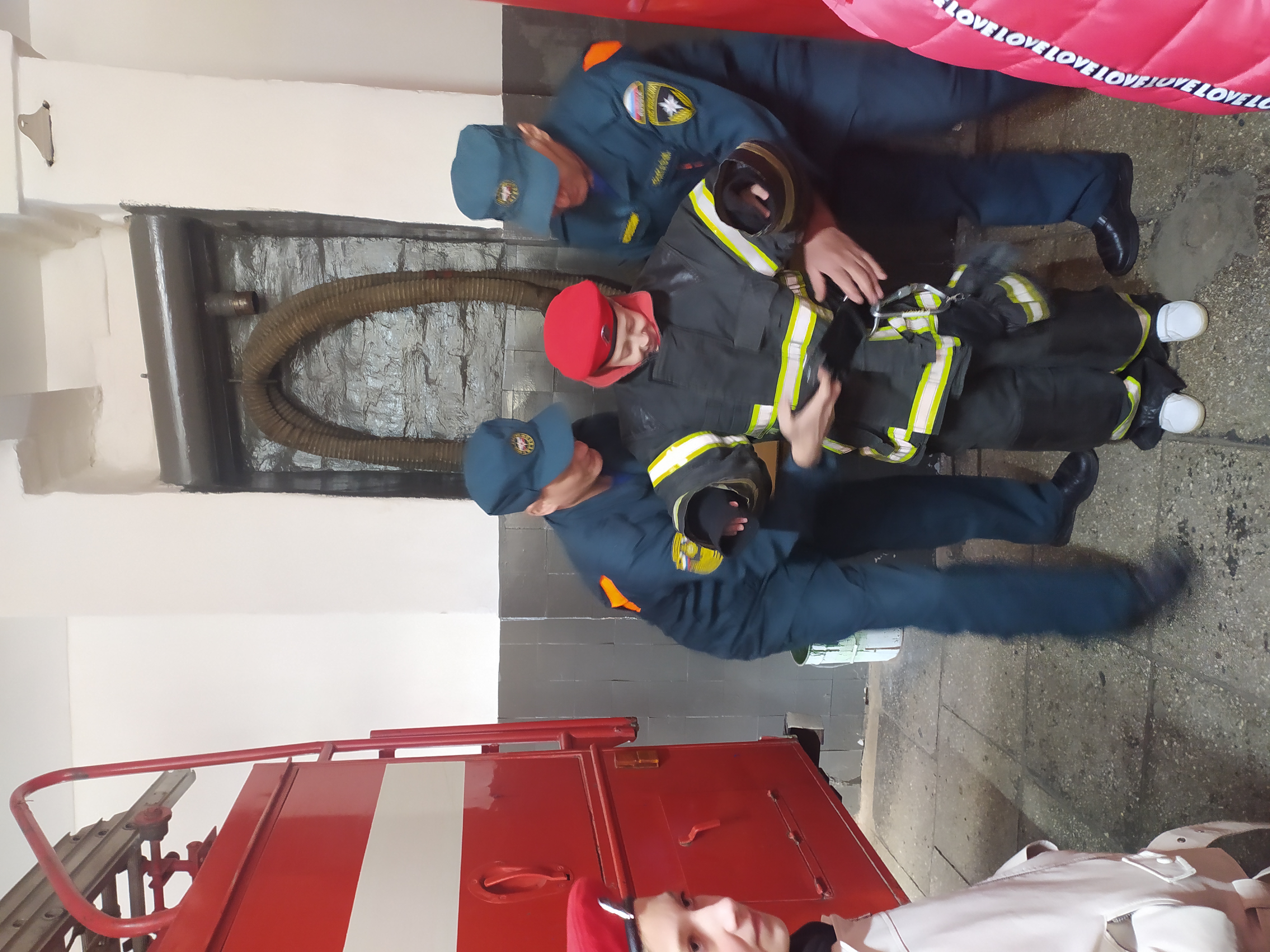 Профориентация - Юнармейцы 5б класса поздравляют с профессиональным праздником сотрудников пожарно-спасательной части города