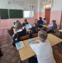 Школьная жизнь - "Киноуроки в школах России"- просмотр фильма «Мост» в 5-х классах